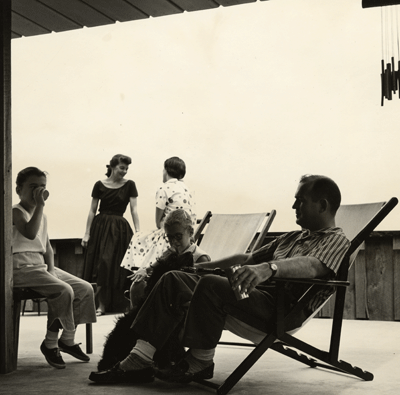 Photograph of Fay and Gus Jones with daughters Janis and Cam